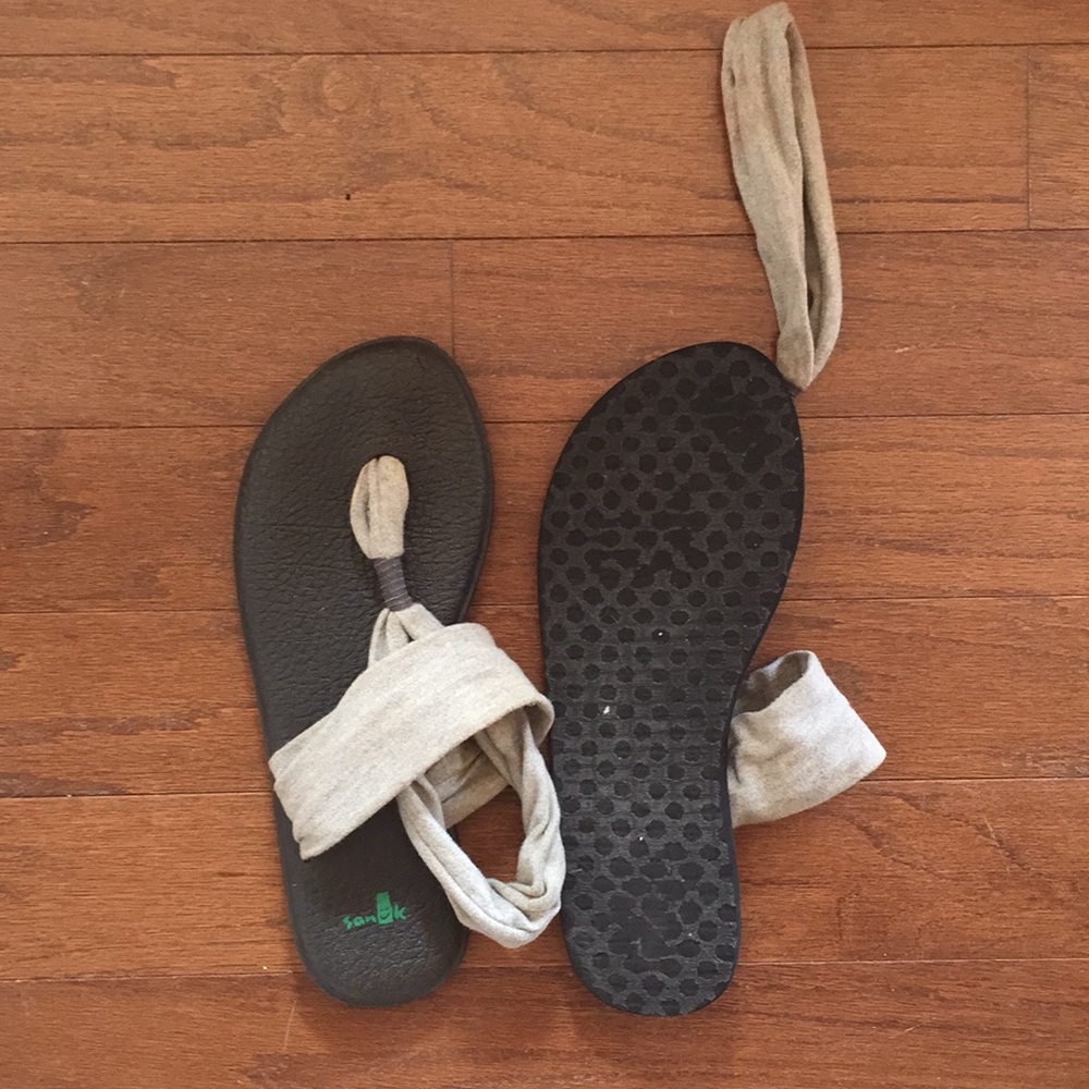 Sanuk sandals size 9